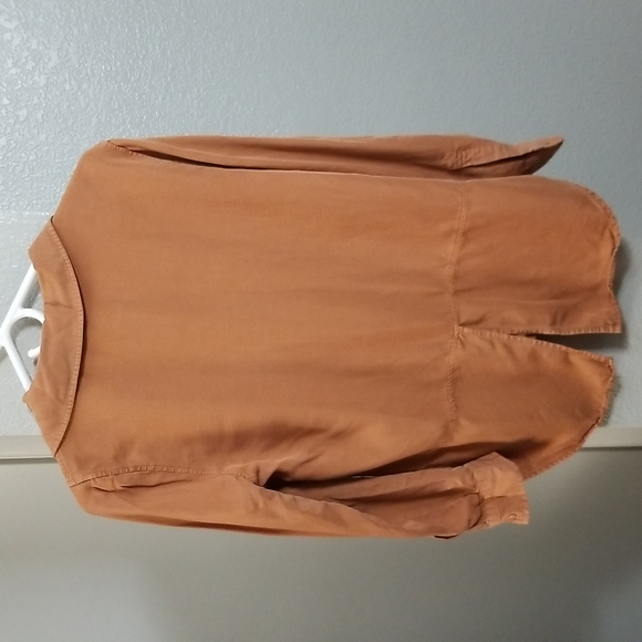 Liverpool Jeans Company Hidden Placket Button Up in Honey Size Small - Picture 5 of 9